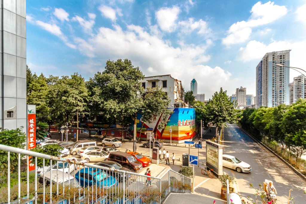 武汉樱花地铁线-公交枢纽-高端公寓(万松园横路分店)